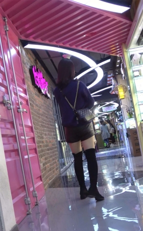 长筒靴露大腿短热裤美女逛商场