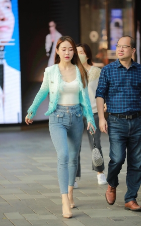 蓝色紧牛美女