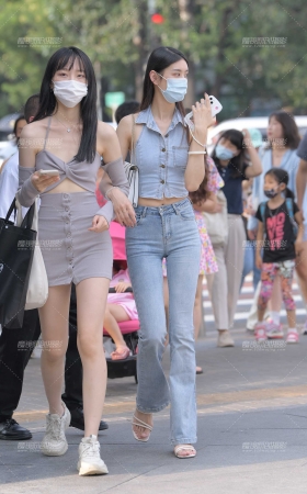 高挑紧身牛仔裤美女 [21P]