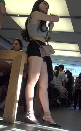 漂亮的露腰美女