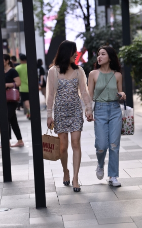 白裙子美女