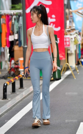 ★苗条浅色瑜伽裤美女 [17P]