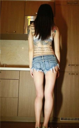 性感短热裤纹身妹背面慢摇 [420 MB]