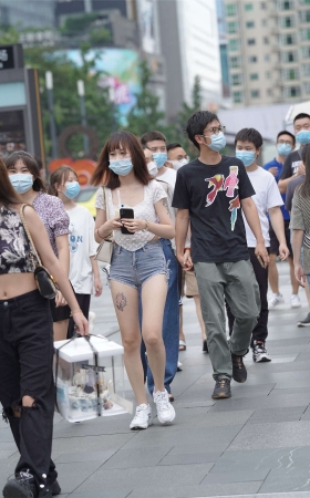 V型短裤很显腿长
