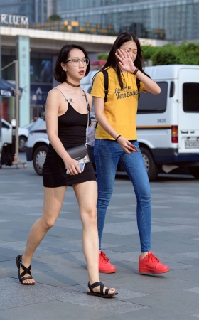 黑色吊带美女