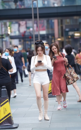 白裤女孩