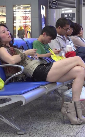 眼神迷离的韵妇本身就有种诱惑，现在还光着一只脚伸出来挑逗路人