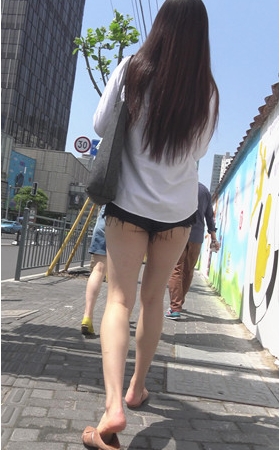 性感的牛仔热裤月牙美女