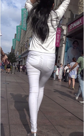 白裤紧身女孩