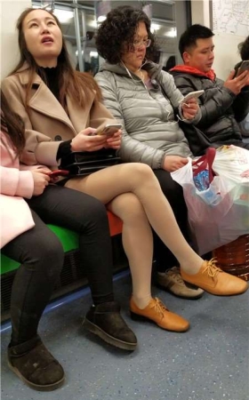 4K - 地铁上的漂亮肉丝袜美腿女孩