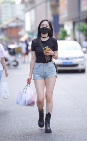 热裤美眉