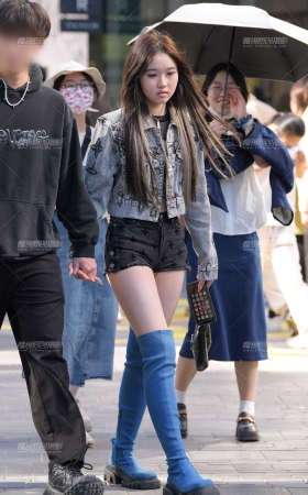 蓝靴小妹 [26P]