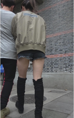 黑色高靴短裤小姐姐