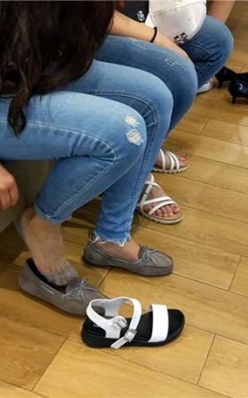 鞋店试鞋的女孩众多，美腿美脚丫令人目不暇接