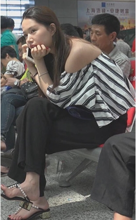 漂亮的黑裤美足小姐姐