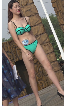 漂亮的绿色比基尼美女小姐姐