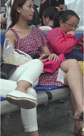 候车室聊天的妹子