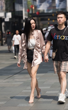 逛街的热裤美女