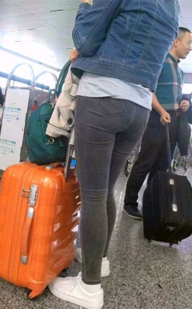 极品超紧灰色牛仔裤圆臀漂亮小美眉