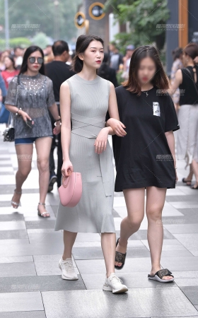 贴身的针织裙美女 [14P]