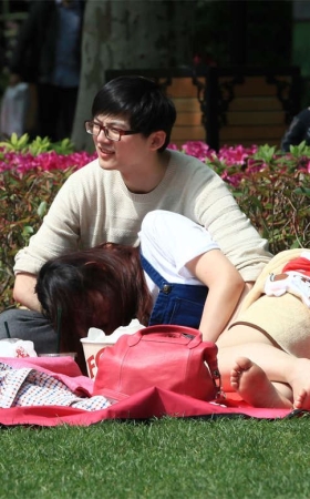 No671 长发大眼姑娘的一双素足很嫩很光滑