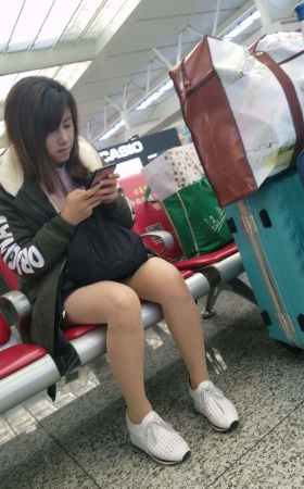 车站候车的肉色丝袜墨绿外套黑色短裙妹子