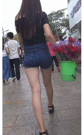 牛仔紧身热裤小妹