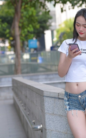 热裤长腿美女