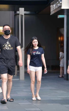 紧致的白热裤大白腿