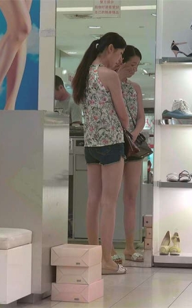 精致的美女陪闺密买鞋