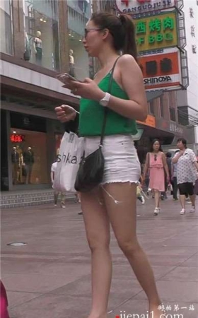 街拍遇见泰迪就激动的性感热裤美女 [3.14 GB]