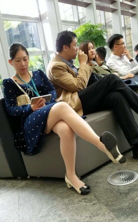 4k视频，丝袜大长腿碎花连衣裙美女，这个角度显腿长