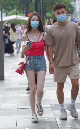 热裤美眉