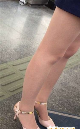 地铁拍摄肉丝袜美腿女孩