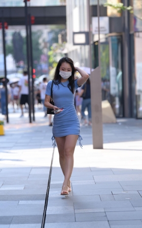 蓝色包臀裙美女
