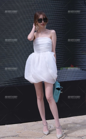 白皙美腿优雅的小姐姐 [24P]