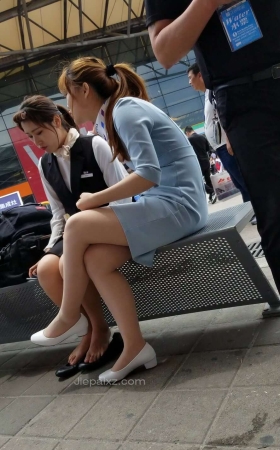 4K - 蓝裙美女跟同事在聊天 [265 MB/MP4]