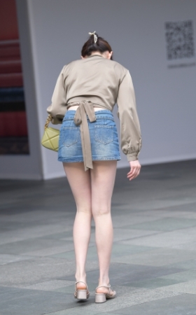 牛仔短裙美女