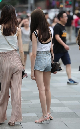 苗条的白嫩小姐姐