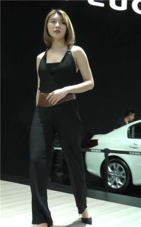 4k-性感美腿车模美女