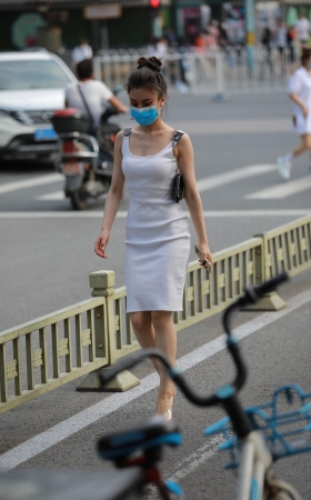 白色包臀裙妹子