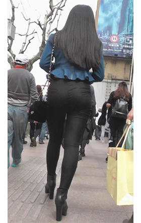 黑色紧身裤妹子
