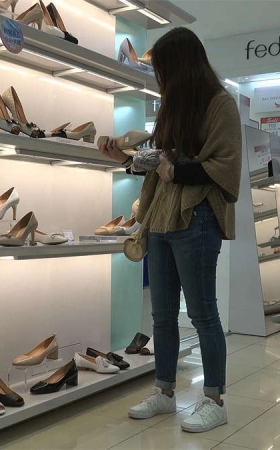 鞋店试鞋的牛仔裤美眉