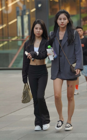 漂亮的裸腿包臀裙小姐姐