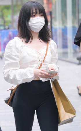 黑色紧身裤小妹