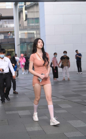 粉色紧身包臀裙中长袜