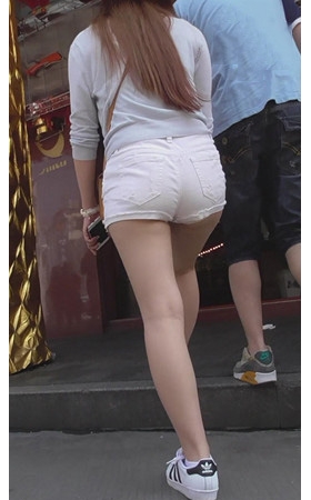 白色热裤妹子
