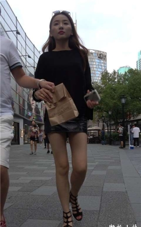 4K 黑T恤小短裙性感街拍美腿美女