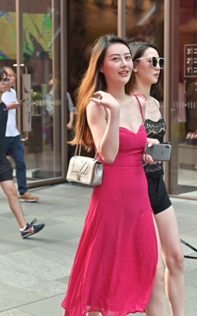 两个漂亮的吊带美女
