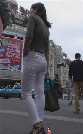 长腿圆臀紧身白裤少妇高跟鞋 [725 MB]